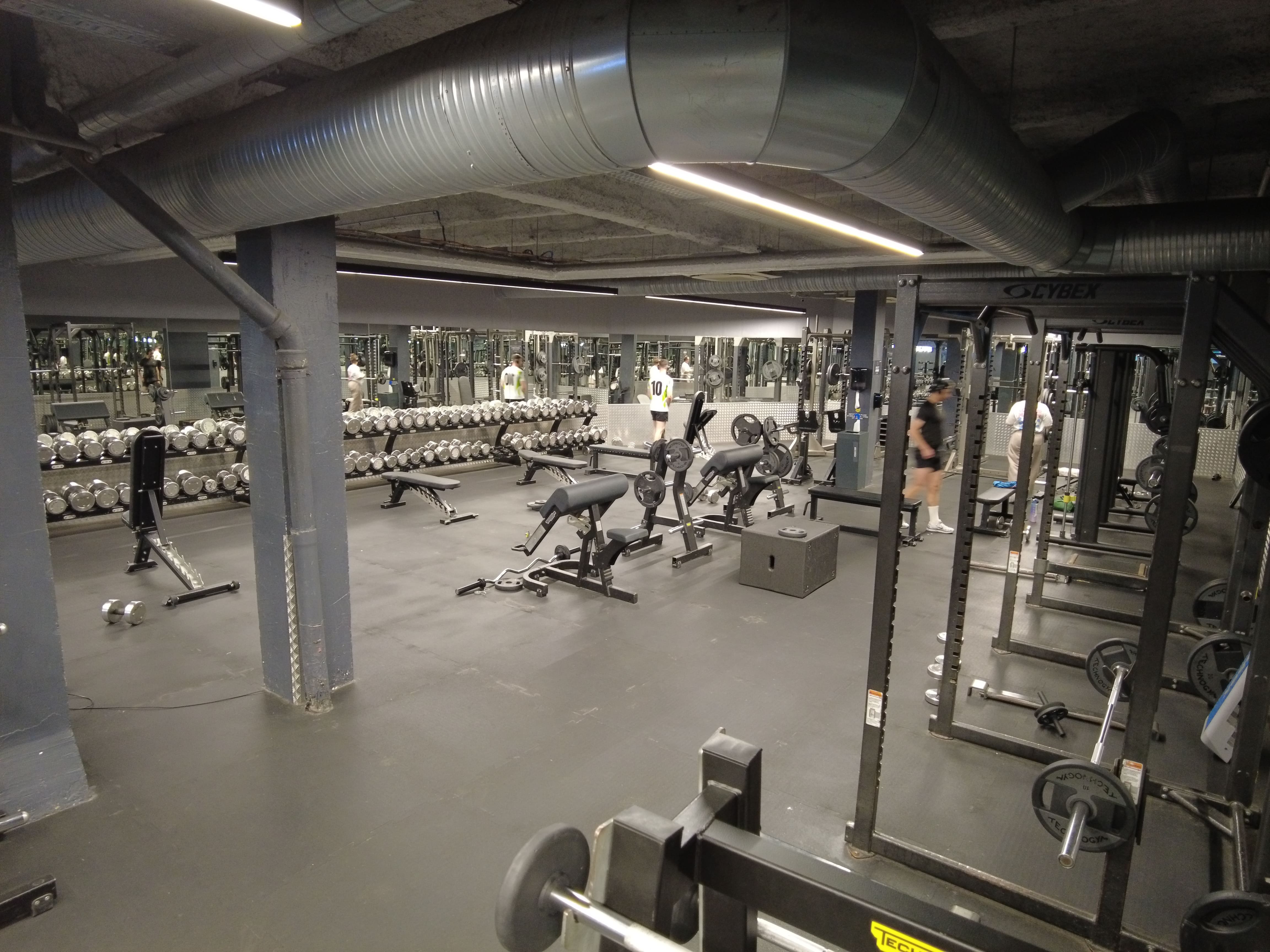 Zone haltères — Fitness Park Place de Clichy